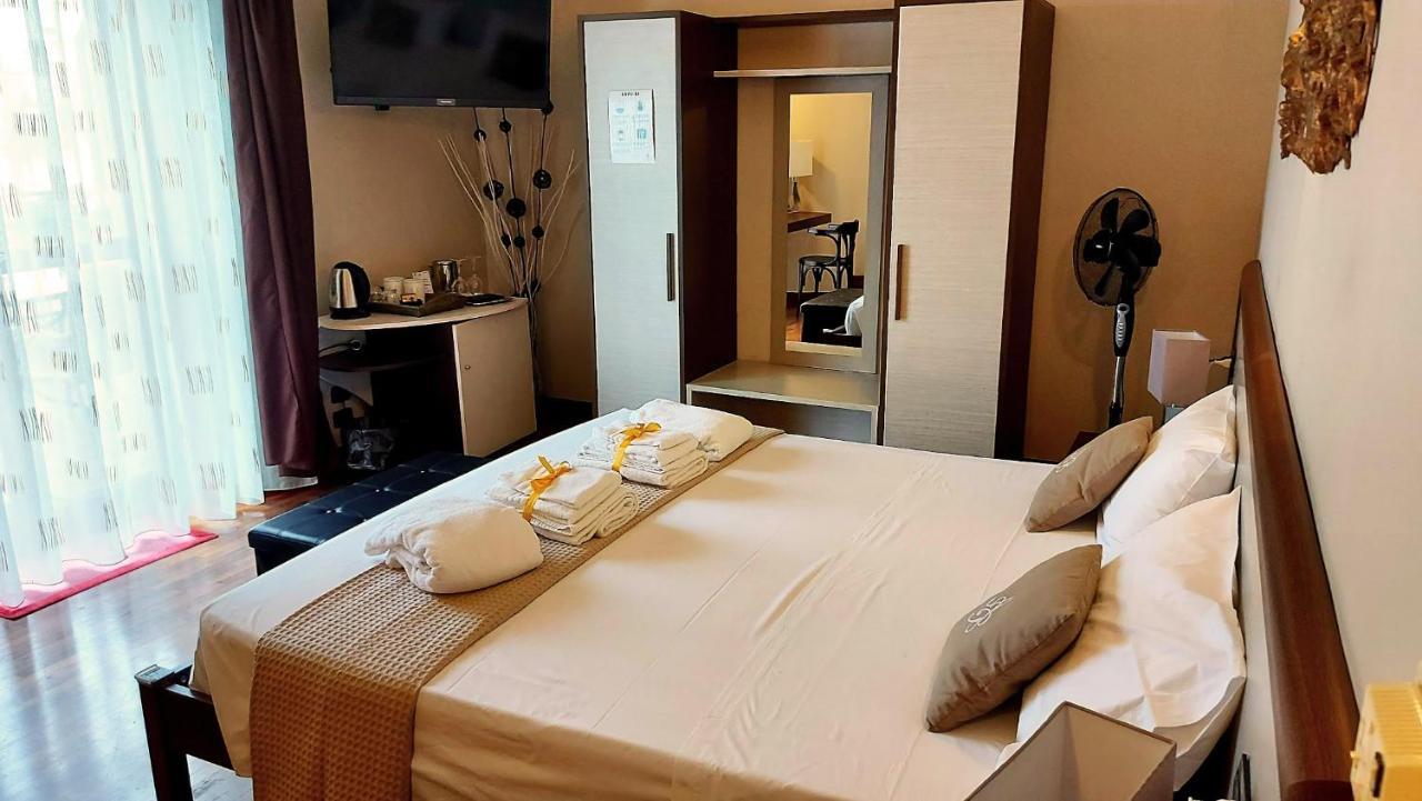 Attico Barocco Bed & Breakfast Lecce Bagian luar foto
